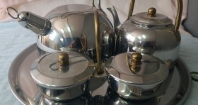 Servicio de té. Conjunto en metal plateado de 5 piezas.