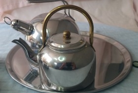 Servicio de té. Conjunto en metal plateado de 5 piezas.