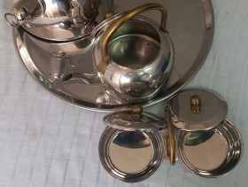 Servicio de té. Conjunto en metal plateado de 5 piezas.