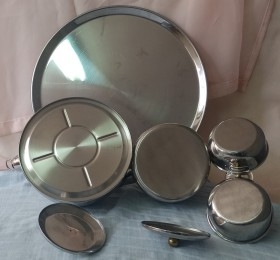 Servicio de té. Conjunto en metal plateado de 5 piezas.