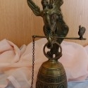 Campana de bronce. Años 80. Muy decorativa. Con soporte.