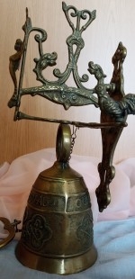 Campana de bronce. Años 80. Muy decorativa. Con soporte.