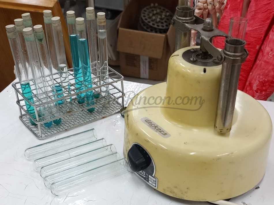 Laboratorio. Conjunto vintage de centrifugadora de laboratorio y soporte tubos de ensayo.