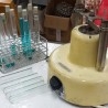 Laboratorio. Conjunto vintage de centrifugadora de laboratorio y soporte tubos de ensayo.