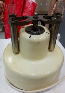 Laboratorio. Conjunto vintage de centrifugadora de laboratorio y soporte tubos de ensayo.