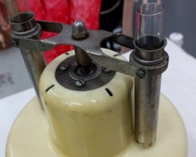 Laboratorio. Conjunto vintage de centrifugadora de laboratorio y soporte tubos de ensayo.
