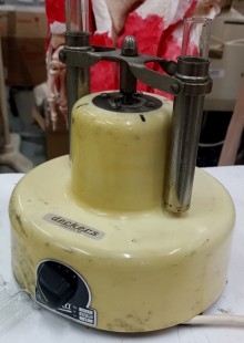 Laboratorio. Conjunto vintage de centrifugadora de laboratorio y soporte tubos de ensayo.