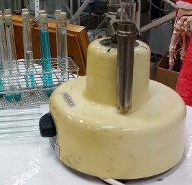 Laboratorio. Conjunto vintage de centrifugadora de laboratorio y soporte tubos de ensayo.