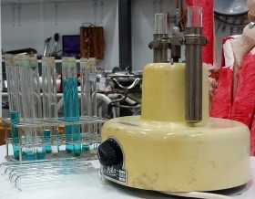 Laboratorio. Conjunto vintage de centrifugadora de laboratorio y soporte tubos de ensayo.