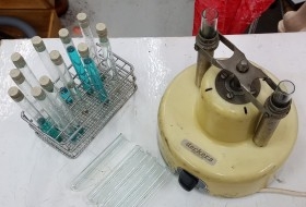 Laboratorio. Conjunto vintage de centrifugadora de laboratorio y soporte tubos de ensayo.