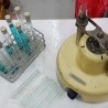 Laboratorio. Conjunto vintage de centrifugadora de laboratorio y soporte tubos de ensayo.