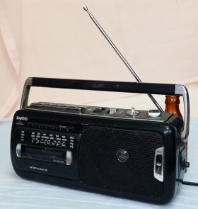 Radio-cassette. Marca SANYO. Viejo aparato en buen estado general.