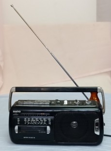 Radio-cassette. Marca SANYO. Viejo aparato en buen estado general.