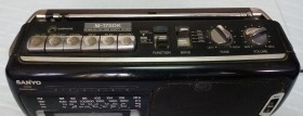 Radio-cassette. Marca SANYO. Viejo aparato en buen estado general.