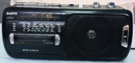 Radio-cassette. Marca SANYO. Viejo aparato en buen estado general.