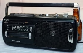 Radio-cassette. Marca SANYO. Viejo aparato en buen estado general.