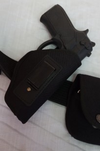 Cinturón de equipamiento policial. Incluye pistola de atrezo.