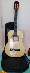 Guitarra clásica española. Actual. Funda incluida. 3/4 tamaño.