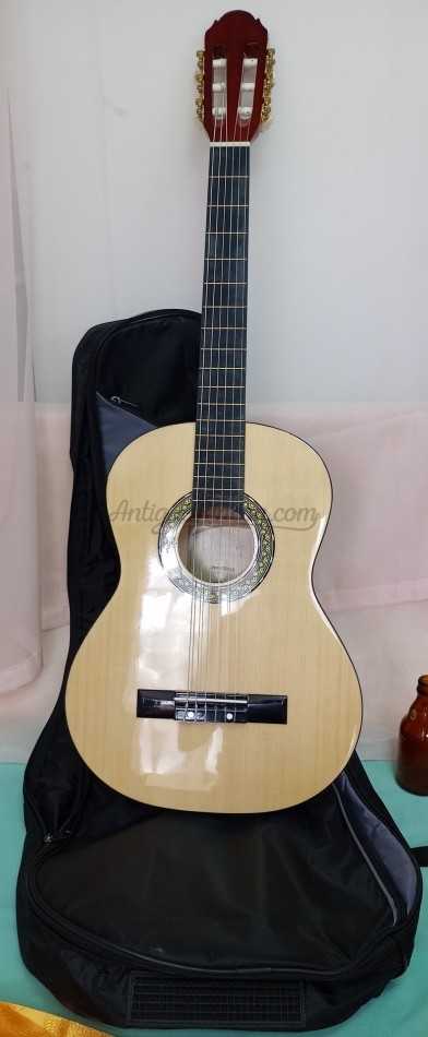 Guitarra clásica española. Actual. Funda incluida. 3/4 tamaño. Guitarra clásica española. Actual. Funda incluida. 3/4 tamaño.