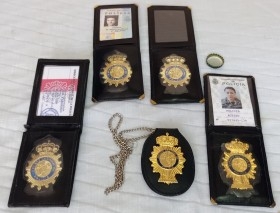 Placas de identificación. Policía Nacional. Varias unidades.