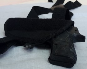 Pistolera sobaquera para pistola. Incluye pistola de atrezo.