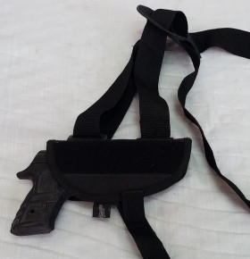 Pistolera sobaquera para pistola. Incluye pistola de atrezo.