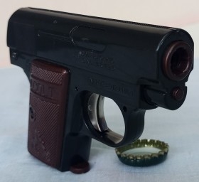 Pistola de plástico. Colt.  Airsoft. Atrezo para escenas de cine o publi.