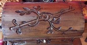 Baúl, arcón en madera maciza. Estilo medieval. 53 cm de ancho.