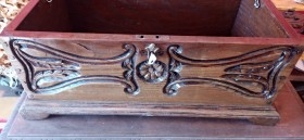 Baúl, arcón en madera maciza. Estilo medieval. 53 cm de ancho.