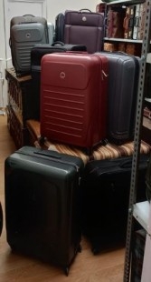 Maletas actuales. Gran cantidad de maletas modernas para alquiler.