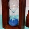 Reloj de arena en madera y vidrio. Perfecto estado. Arena azul.