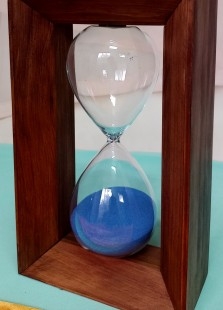 Reloj de arena en madera y vidrio. Perfecto estado. Arena azul.