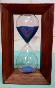 Reloj de arena en madera y vidrio. Perfecto estado. Arena azul.