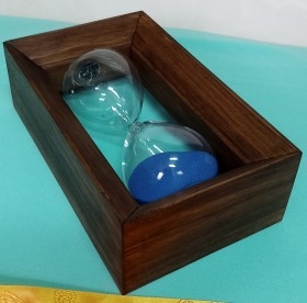 Reloj de arena en madera y vidrio. Perfecto estado. Arena azul.