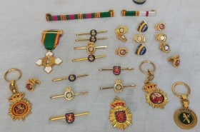 Insignias, pines y distintivos. Policía Nacional y Guardia Civil.