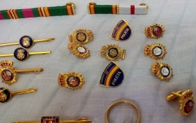 Insignias, pines y distintivos. Policía Nacional y Guardia Civil.