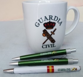 Taza de la Guardia Civil con bolígrafos también serigrafiados.