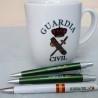 Taza de la Guardia Civil con bolígrafos también serigrafiados.