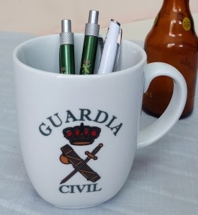 Taza de la Guardia Civil con bolígrafos también serigrafiados.