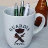 Taza de la Guardia Civil con bolígrafos también serigrafiados.