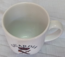 Taza de la Guardia Civil con bolígrafos también serigrafiados.