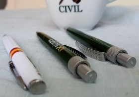 Taza de la Guardia Civil con bolígrafos también serigrafiados.