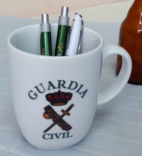 Taza de la Guardia Civil con bolígrafos también serigrafiados.