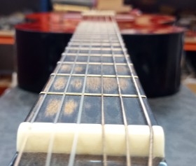 Guitarra clásica. Tamaño 4/4 Madera lacada en rojo caoba.