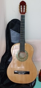 Guitarra clásica española. Actual. Funda incluida. 3/4 tamaño.