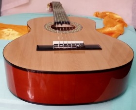 Guitarra clásica española. Actual. Funda incluida. 3/4 tamaño.