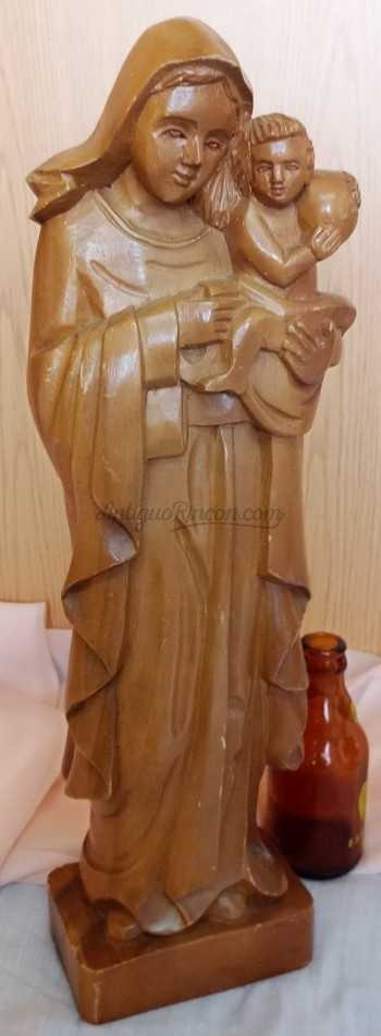 Virgen María con niño sobre peana de madera. Talla de buen tamaño.