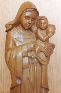 Virgen María con niño sobre peana de madera. Talla de buen tamaño.