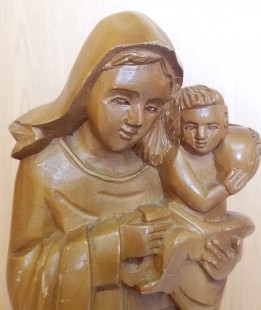 Virgen María con niño sobre peana de madera. Talla de buen tamaño.
