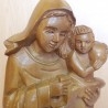 Virgen María con niño sobre peana de madera. Talla de buen tamaño.